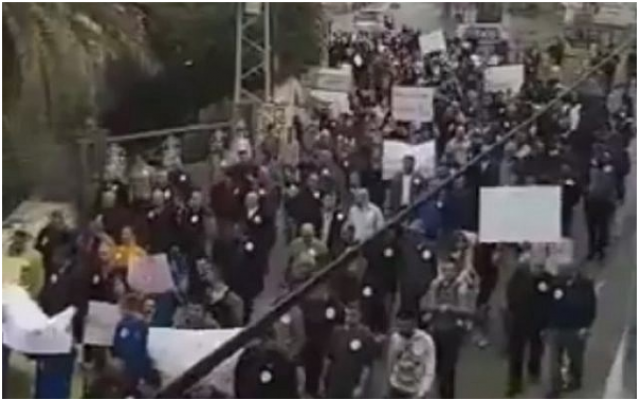 Manifestation contre la violence dans le village druze de Yarka en Israël, le 30 décembre 2017. (Capture d'écran Twitter) Manifestation contre la violence dans le village druze de Yarka en Israël, le 30 décembre 2017. (Capture d'écran Twitter)