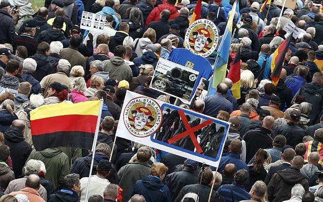 Les partisans de Pegida (Les "Européens patriotes contre l'islamisation de l'Occident") participent à une manifestation contre la chancelière allemande Angela Merkel et sa politique d'immigration le 3 octobre 2016 à Dresde, en Allemagne (Odd Andersen / AFP) Les partisans de Pegida (Les "Européens patriotes contre l'islamisation de l'Occident") participent à une manifestation contre la chancelière allemande Angela Merkel et sa politique d'immigration le 3 octobre 2016 à Dresde, en Allemagne (Odd Andersen / AFP)