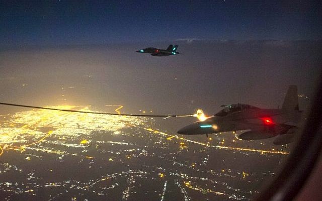 Deux avions de l’Australian Royal Air Force F/A-18F, qui font le plein depuis un avion KC-30A Multi Role Tanker Transport, dans l’espace aérien irakien, le 5 octobre 2014. (Crédit : AFP/Australian Defense/Sergeant Hamish Paterson) Deux avions de l’Australian Royal Air Force F/A-18F, qui font le plein depuis un avion KC-30A Multi Role Tanker Transport, dans l’espace aérien irakien, le 5 octobre 2014. (Crédit : AFP/Australian Defense/Sergeant Hamish Paterson)