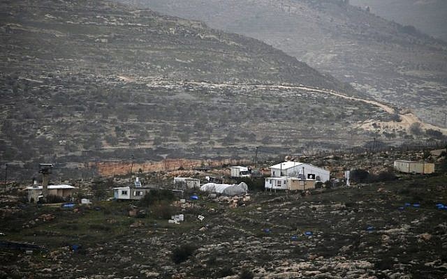 Une photo prise le 8 février 2017 depuis le village palestinien de Cisjordanie de Yasuf montre l'avant-poste illégal de Kfar Tapuah West, à côté de l'implantation de Kfar Tapuah. (Crédit : AFP Photo/Jaafar Ashtiyeh) Une photo prise le 8 février 2017 depuis le village palestinien de Cisjordanie de Yasuf montre l'avant-poste illégal de Kfar Tapuah West, à côté de l'implantation de Kfar Tapuah. (Crédit : AFP Photo/Jaafar Ashtiyeh)