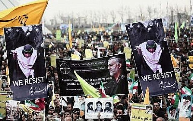 Des manifestants iraniens tiennent un portrait du général de division Qassem Soleimani, commandant des forces al-Quds des gardiens de la révolution iranienne et une personnalité centrale dans la propagation violente de la révolution iranienne. Photo prise place Azadi à Téhéran le 11 février 2015 (Crédit : Behrouz Mehri/AFP) Des manifestants iraniens tiennent un portrait du général de division Qassem Soleimani, commandant des forces al-Quds des gardiens de la révolution iranienne et une personnalité centrale dans la propagation violente de la révolution iranienne. Photo prise place Azadi à Téhéran le 11 février 2015 (Crédit : Behrouz Mehri/AFP)