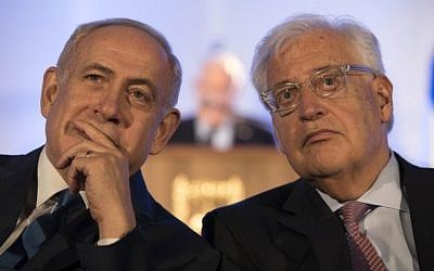Le Premier ministre Benjamin Netanyahu et l'ambassadeur américain en Israël David Friedman lors de la cérémonie à l'occasion du cinquantième anniversaire de la Guerre des Six jours, dans la Vieille ville de Jérusalem, le 21 mai 2017. (Crédit :AFP/EPA Pool/Abir Sultan)