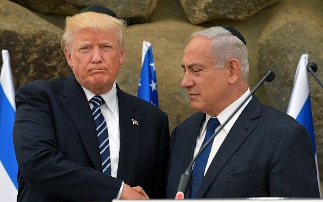 Le Premier ministre Benjamin Netanyahu serre la main du président américain Donald Trump lors d'une cérémonie à Yad Vashem le 23 mai 2017, à Jérusalem (MANDEL NGAN / AFP)