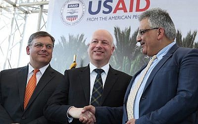 L'envoyé spécial américain Jason Greenblatt (C) serre la main du président de l'Autorité palestinienne des Eaux Mazen Ghunaim lors du lancement d'un projet d'amélioration de l'accès au traitement des eaux usées pour les agriculteurs palestiniens, le 15 octobre 2017 dans la ville de Jéricho en Cisjordanie. (AFP / Jaafar Ashtiyeh) L'envoyé spécial américain Jason Greenblatt (C) serre la main du président de l'Autorité palestinienne des Eaux Mazen Ghunaim lors du lancement d'un projet d'amélioration de l'accès au traitement des eaux usées pour les agriculteurs palestiniens, le 15 octobre 2017 dans la ville de Jéricho en Cisjordanie. (AFP / Jaafar Ashtiyeh)