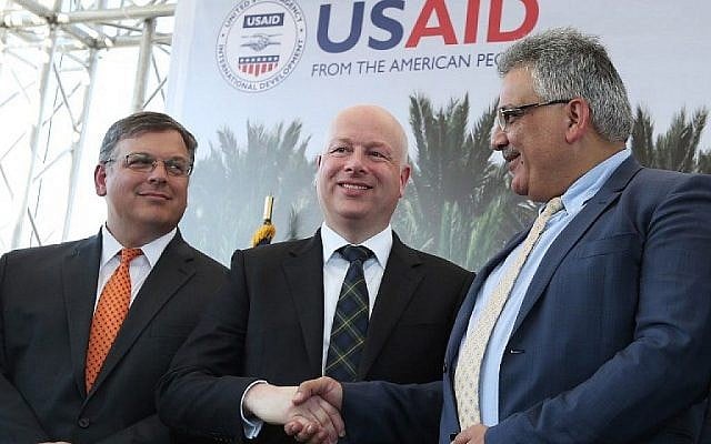 L'envoyé spécial américain Jason Greenblatt (C) serre la main du président de l'Autorité palestinienne des Eaux Mazen Ghunaim lors du lancement d'un projet d'amélioration de l'accès au traitement des eaux usées pour les agriculteurs palestiniens, le 15 octobre 2017 dans la ville de Jéricho en Cisjordanie. (AFP / Jaafar Ashtiyeh) L'envoyé spécial américain Jason Greenblatt (C) serre la main du président de l'Autorité palestinienne des Eaux Mazen Ghunaim lors du lancement d'un projet d'amélioration de l'accès au traitement des eaux usées pour les agriculteurs palestiniens, le 15 octobre 2017 dans la ville de Jéricho en Cisjordanie. (AFP / Jaafar Ashtiyeh)