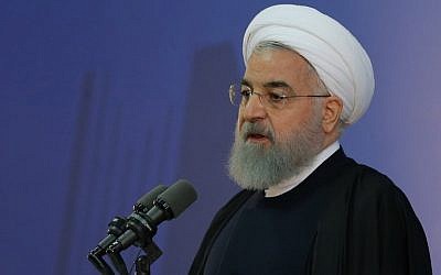 Une photo fournie par le bureau du président iranien Hassan Rouhani qui le montre lors d'une réunion avec des agriculteurs à Téhéran, le 21 novembre 2017. (Crédit : AFP / Présidence iranienne)