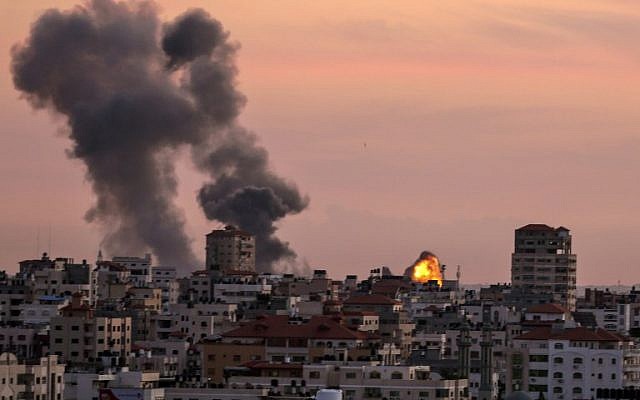 Illustration. Des bombes fumigènes provenant d'une position du Jihad islamique palestinien près de la ville de Gaza, le 30 novembre 2017, bombardée en représailles à une attaque au mortier visant les troupes israéliennes au nord-est de la bande de Gaza. (Crédit : Mahmud Hams / AFP)