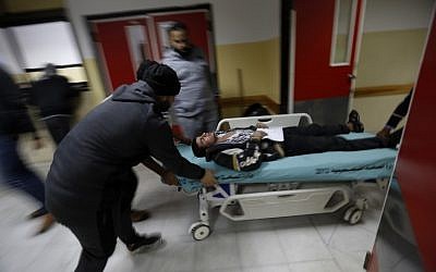 A titre d'illustration : Un Palestinien blessé arrive à l'hôpital pour recevoir des soins à la suite d'une frappe aérienne israélienne à Beit Lahia, dans le nord de la bande de Gaza, le 8 décembre 2017 (AFP/Mohammed Abed) A titre d'illustration : Un Palestinien blessé arrive à l'hôpital pour recevoir des soins à la suite d'une frappe aérienne israélienne à Beit Lahia, dans le nord de la bande de Gaza, le 8 décembre 2017 (AFP/Mohammed Abed)