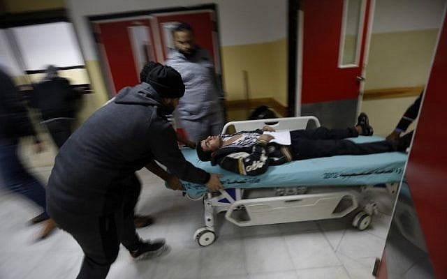 A titre d'illustration : Un Palestinien blessé arrive à l'hôpital pour recevoir des soins à la suite d'une frappe aérienne israélienne à Beit Lahia, dans le nord de la bande de Gaza, le 8 décembre 2017 (AFP/Mohammed Abed) A titre d'illustration : Un Palestinien blessé arrive à l'hôpital pour recevoir des soins à la suite d'une frappe aérienne israélienne à Beit Lahia, dans le nord de la bande de Gaza, le 8 décembre 2017 (AFP/Mohammed Abed)