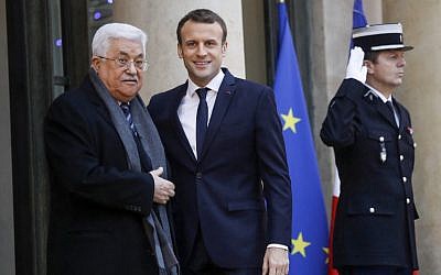 Le président français Emmanuel Macron (au centre) accueille le président de l'Autorité palestinienne Mahmoud Abbas (à gauche) à l'Elysée à Paris, le 22 décembre 2017 (Crédit : AFP Photo / Patrick Kovarik) Le président français Emmanuel Macron (au centre) accueille le président de l'Autorité palestinienne Mahmoud Abbas (à gauche) à l'Elysée à Paris, le 22 décembre 2017 (Crédit : AFP Photo / Patrick Kovarik)