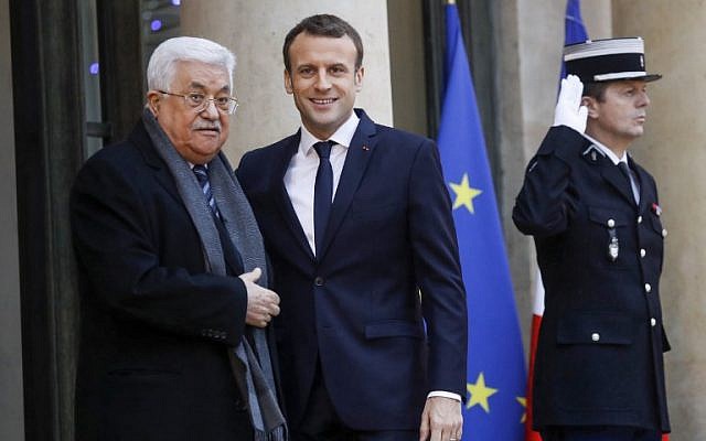 Le président français Emmanuel Macron (au centre) accueille le président de l'Autorité palestinienne Mahmoud Abbas (à gauche) à l'Elysée à Paris, le 22 décembre 2017 (Crédit : AFP Photo / Patrick Kovarik)