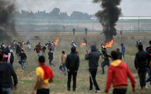 Des manifestants palestiniens affrontent des soldats israéliens à proximité de la barrière frontalière à l'est de la ville de Gaza, le 22 décembre 2017 (AFP / MOHAMMED ABED)