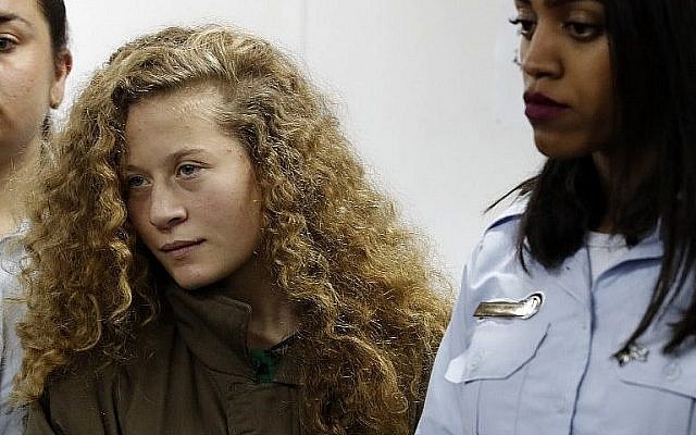 Ahed Tamimi, une Palestinienne de 16 ans, au centre, lors d'une audience au tribunal militaire d'Ofer le 28 dcécembre 2017 (Crédit : AFP Photo/Ahmad Gharabli) Ahed Tamimi, une Palestinienne de 16 ans, au centre, lors d'une audience au tribunal militaire d'Ofer le 28 dcécembre 2017 (Crédit : AFP Photo/Ahmad Gharabli)