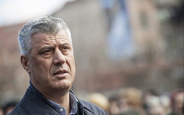 Le président du Kosovo Hashim Thaci lors d'une cérémonie de commémoration à Pristina pour les portés-disparus de la guerre du Kosovo, le 30 décembre 2017 (Crédit : AFP/Armend Nimani) Le président du Kosovo Hashim Thaci lors d'une cérémonie de commémoration à Pristina pour les portés-disparus de la guerre du Kosovo, le 30 décembre 2017 (Crédit : AFP/Armend Nimani)