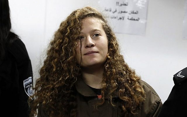 La Palestinienne Ahed Tamimi (C), âgée de 16 ans, assiste à une audience devant le tribunal militaire d'Ofer, en Cisjordanie, le 1er janvier 2018 (Crédit : Photo AFP / Ahmad Gharabli) La Palestinienne Ahed Tamimi (C), âgée de 16 ans, assiste à une audience devant le tribunal militaire d'Ofer, en Cisjordanie, le 1er janvier 2018 (Crédit : Photo AFP / Ahmad Gharabli)
