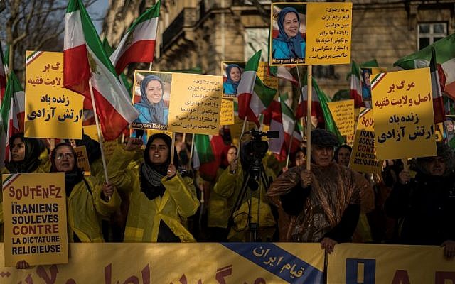 Les manifestants brandissent des pancartes avec des portraits de Maryam Radjavi, leader du mouvement d'opposition iranien, lors d'une manifestation de soutien au peuple iranien en pleine vague de protestations à travers l'Iran, le 3 janvier 2018 à Paris (Crédit : AFP PHOTO / Lionel BONAVENTURE)