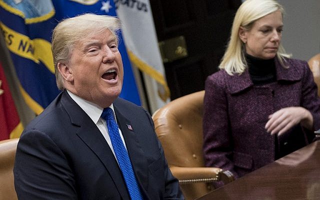 Le président américain Donald Trump durant une réunion avec les membres républicains du Sénat le 4 janvier 2018 (Crédit : AFP/ JIM WATSON) Le président américain Donald Trump durant une réunion avec les membres républicains du Sénat le 4 janvier 2018 (Crédit : AFP/ JIM WATSON)