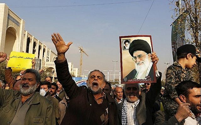 Des manifestants pro-gouvernementaux tiennent un poster du chef suprême iranien, l'Ayatollah Ali Khamenei, et scandent des slogans durant une manifestation qui a suivi les prières musulmanes du vendredi à Téhéran le 5 janvier 2018 (Crédit : AFP Photo/Atta Kenare) Des manifestants pro-gouvernementaux tiennent un poster du chef suprême iranien, l'Ayatollah Ali Khamenei, et scandent des slogans durant une manifestation qui a suivi les prières musulmanes du vendredi à Téhéran le 5 janvier 2018 (Crédit : AFP Photo/Atta Kenare)