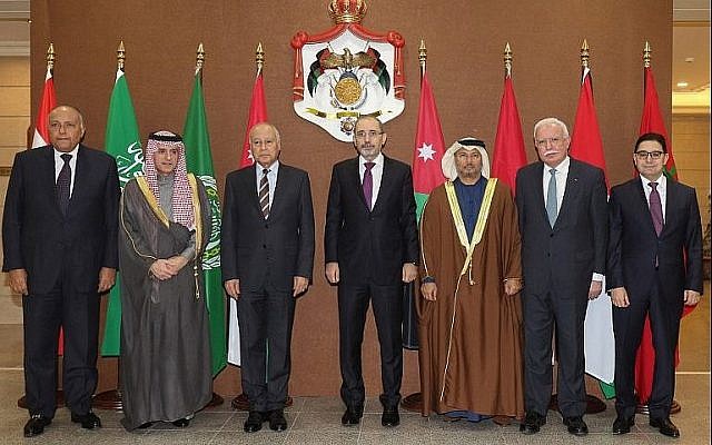 A droite, le ministre marocain des Affaires étrangères Nasser Bourita. Puis de gauche à droite : Le ministre égyptien des Affaires étrangères Sameh Shoukry, le ministre des Affaires étrangères saoudien Adel al-Jubeir, le chef de la Ligue arabe Ahmed Abul Gheit, le ministre des Affaires étrangères jordanien Ayman Safadi, le ministre d'Etat des affaires étrangères des EAU Anwar Gargash, le ministre des Affaires étrangères de l'AP Riyad al-Malki au cours d'une rencontre dans la capitale jordanienne d'Amman le 6 janvier 2018 (Crédit : AFP Photo/Khalil Mazraawi) A droite, le ministre marocain des Affaires étrangères Nasser Bourita. Puis de gauche à droite : Le ministre égyptien des Affaires étrangères Sameh Shoukry, le ministre des Affaires étrangères saoudien Adel al-Jubeir, le chef de la Ligue arabe Ahmed Abul Gheit, le ministre des Affaires étrangères jordanien Ayman Safadi, le ministre d'Etat des affaires étrangères des EAU Anwar Gargash, le ministre des Affaires étrangères de l'AP Riyad al-Malki au cours d'une rencontre dans la capitale jordanienne d'Amman le 6 janvier 2018 (Crédit : AFP Photo/Khalil Mazraawi)