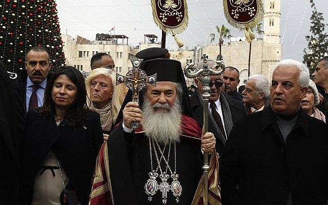 Le patriarche grec orthodoxe de Jérusalem Théophile III (au centre) marche vers l'Eglise de la nativité dans la ville de Bethléem, en Cisjordanie, le 6 janvier 2018 pour un service de Noël selon le calendrier orthodoxe oriental (Crédit :AFP PHOTO / Musa AL SHAER)