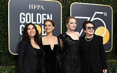 Depuis la gauche : Natalie Portman, America Ferrera,Emma Stone and Billie Jean King arrivent pour la 75ème cérémonie des Golden Globe le 7 janvier 2018 à Los Angeles (Crédit :  AFP PHOTO / VALERIE MACON)