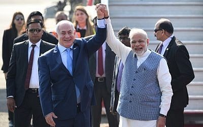 Le Premier ministre indien Narendra Modi, (à droite), et le Premier ministre Benjamin Netanyahu posent pour des photographes après l'arrivée du leader israélien à l'aéroport de New Delhi le 14 janvier 2018. (PRAKASH SINGH / AFP) Le Premier ministre indien Narendra Modi, (à droite), et le Premier ministre Benjamin Netanyahu posent pour des photographes après l'arrivée du leader israélien à l'aéroport de New Delhi le 14 janvier 2018. (PRAKASH SINGH / AFP)