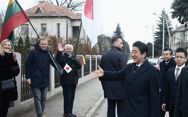Le Premier ministre nippon Shinzo Abe arrive dans la maison où viviait Sugihara, à Kaunas, en Lituania, le14 janvier 2018. (Crédit : AFP / Petras Malukas)