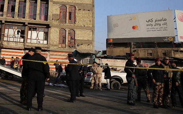 Les forces de sécurité irakiennes bouclent la scène d'un double attentat suicide qui a fait 20 victimes à Bagdad, le 15 janvier 2018.  (Crédit : AFP / SABAH ARAR)