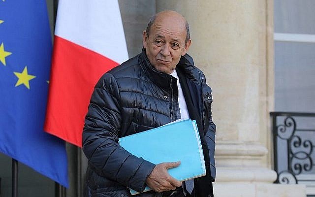 Le ministre des Affaires étrangères français Jean-Yves Le Drian quitte l'Elysée après la réunion de cabinet hebdomadaire le 17 janvier 2018 (Crédit : AFP Photo/Ludovic Marin) Le ministre des Affaires étrangères français Jean-Yves Le Drian quitte l'Elysée après la réunion de cabinet hebdomadaire le 17 janvier 2018 (Crédit : AFP Photo/Ludovic Marin)