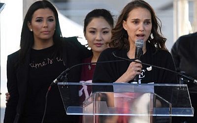 Les actrices Eva Longoria, Constance Wu et Natalie Portman s'adressent aux 500 000 manifestants réunis à l’occasion de la Women’s March de Los Angeles, marquant le premier anniversaire de l'investiture du président américain Donald Trump, le 20 janvier 2018 (Crédit : AFP / Mark RALSTON)