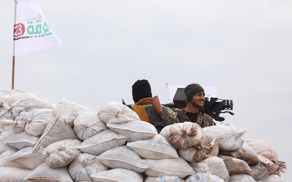 Un rebelle syrien, soutenu par les Turcs, près du village syrien de Qilah, dans la région d'Afrine,, près de la frontière turque, le 21 janvier, 2018. (Crédit : OMAR HAJ KADOUR / AFP) Un rebelle syrien, soutenu par les Turcs, près du village syrien de Qilah, dans la région d'Afrine,, près de la frontière turque, le 21 janvier, 2018. (Crédit : OMAR HAJ KADOUR / AFP)