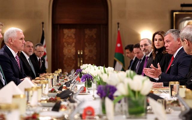 Le vice-président Mike Pence (à droite) déjeune avec le roi Abdallah II de Jordanie et son épouse la Reine Rainai, à Amman, le 21 janvier 2018. (Crédit : AFP / Khalil MAZRAAWI) Le vice-président Mike Pence (à droite) déjeune avec le roi Abdallah II de Jordanie et son épouse la Reine Rainai, à Amman, le 21 janvier 2018. (Crédit : AFP / Khalil MAZRAAWI)