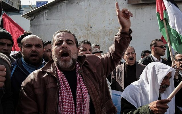 Des Palestiniens manifestent aux abords d'un centre de distribution de l'ONU à Rafah dans le sud de la bande de Gaza, le 21 janvier 2018 (Crédit : AFP/SAID KHATIB) Des Palestiniens manifestent aux abords d'un centre de distribution de l'ONU à Rafah dans le sud de la bande de Gaza, le 21 janvier 2018 (Crédit : AFP/SAID KHATIB)