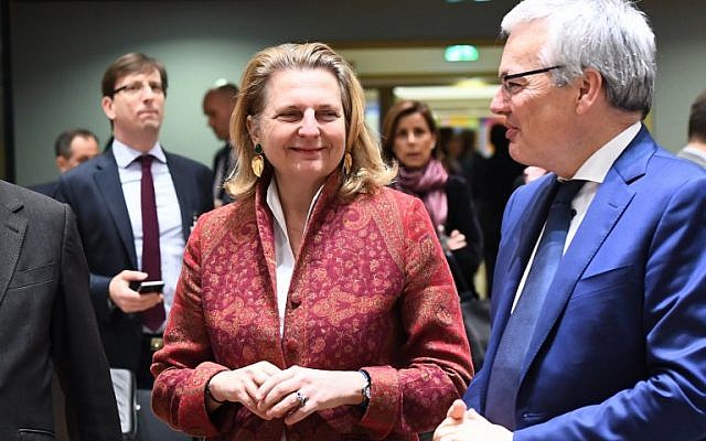 Karin Kneissl, ministre autrichienne des Affaires étrangères, avec son homologue belge Didier Reynders, au Conseil de l'Europe, à Bruxelles, le 22 janvier 2018. (Crédit : AFP / EMMANUEL DUNAND)