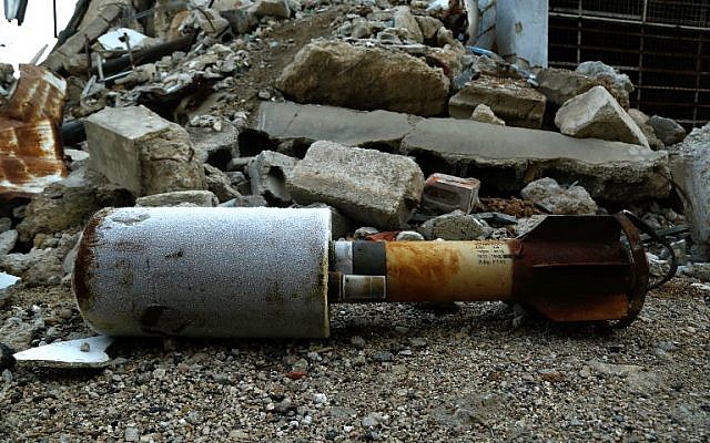 Gros plan d'une roquette vide qui aurait été tirée par le régime sur la ville de Douma, aux mains des rebelles, dans la Ghouta orientale, en périphérie de Damas, le 22 janvier 2018. (Crédit : AFP / HASAN MOHAMED)