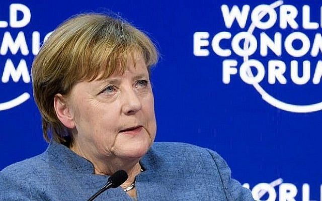 La chancelière allemande Angela Merkel après son discours au Forum économique mondial le 24 janvier 2018 à Davos, à l'est de la Suisse (Crédit : AFP PHOTO / Fabrice COFFRINI)