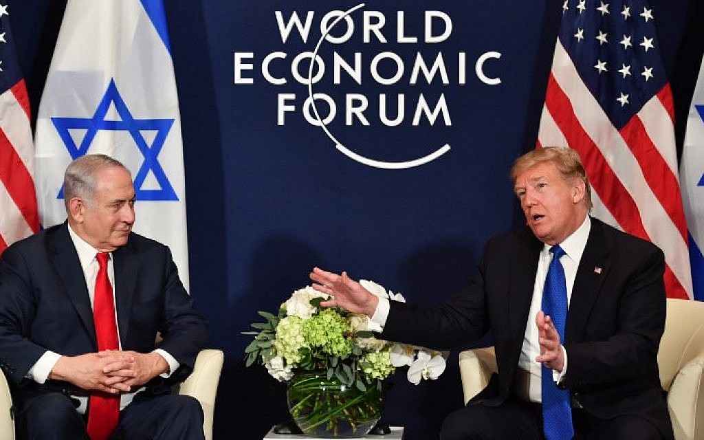 Le président américain Donald Trump s'entretient avec le Premier ministre israélien Benjamin Netanyahu lors d'une réunion bilatérale en marge de la réunion annuelle du Forum économique mondial à Davos, en Suisse, le 25 janvier 2018 (AFP PHOTO / Nicholas Kamm)