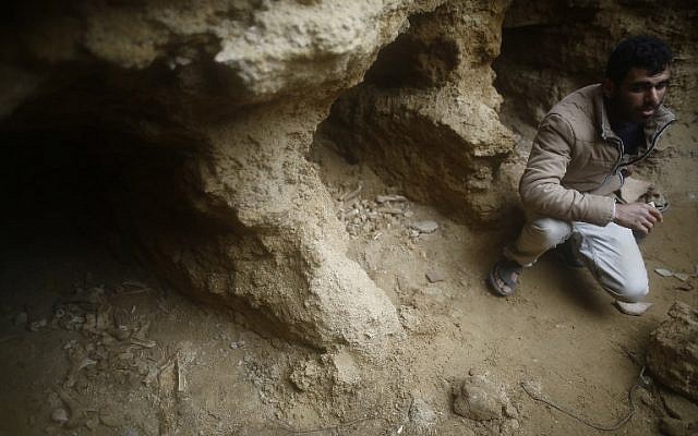 Un Gazaoui découvre un cimetière antique dans son jardin à Beit Hanoun (Crédit : AFP / MOHAMMED ABED)
