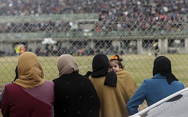 Des Palestiniennes assistent au match de football entre Al-Nuseirat et Al-Jalaa devant la clôture du stade du camp de réfugiés de Nuseirat, au sud de la ville de Gaza, le 28 janvier 2018 (AFP PHOTO / MAHMUD HAMS) Des Palestiniennes assistent au match de football entre Al-Nuseirat et Al-Jalaa devant la clôture du stade du camp de réfugiés de Nuseirat, au sud de la ville de Gaza, le 28 janvier 2018 (AFP PHOTO / MAHMUD HAMS)