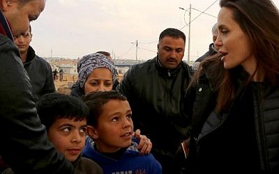 Angelina Jolie, envoyée spéciale de l'agence des Nations unies pour les réfugiés, visite le camp de Zaatari en Jordanie et rencontre les réfugiés syriens, le 28 janvier 2018 (AFP / Khalil MAZRAAWI)
