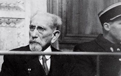 Le politicien et écrivain français Charles Maurras assiste à son procès lors duquel il a été condamné à la réclusion à perpétuité pour complicité avec l'ennemi nazi pendant la Seconde guerre mondiale, le 25 janvier 1945, au palais de justice de Lyon (PHOTO AFP)