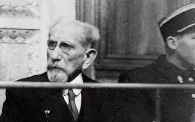 Le politicien et écrivain français Charles Maurras assiste à son procès lors duquel il a été condamné à la réclusion à perpétuité pour complicité avec l'ennemi nazi pendant la Seconde guerre mondiale, le 25 janvier 1945, au palais de justice de Lyon (PHOTO AFP)