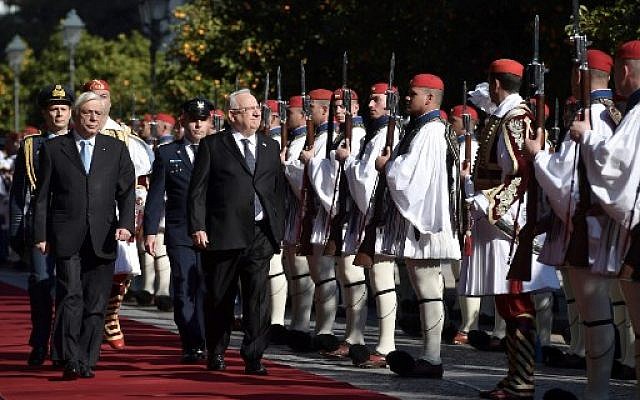 Le président grec Prokopis Pavlopoulos (à gauche) et son homologue israélien Reuven Rivlin passent en revue la garde présidentielle grecque avant leur rencontre à Athènes, le 29 janvier 2018 (AFP PHOTO / ARIS MESSINIS)