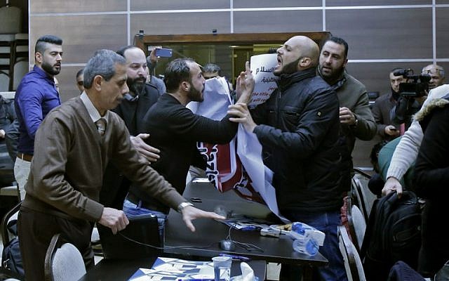 Des militants palestiniens perturbent une rencontre entre les membres d'une délégation économique américaine et le chef de la Chambre de commerce et d'industrie de Bethléem, dans la ville de Bethléem en Cisjordanie, le 30 janvier 2018. (AFP Photo/Musa Al-Shaer) Des militants palestiniens perturbent une rencontre entre les membres d'une délégation économique américaine et le chef de la Chambre de commerce et d'industrie de Bethléem, dans la ville de Bethléem en Cisjordanie, le 30 janvier 2018. (AFP Photo/Musa Al-Shaer)