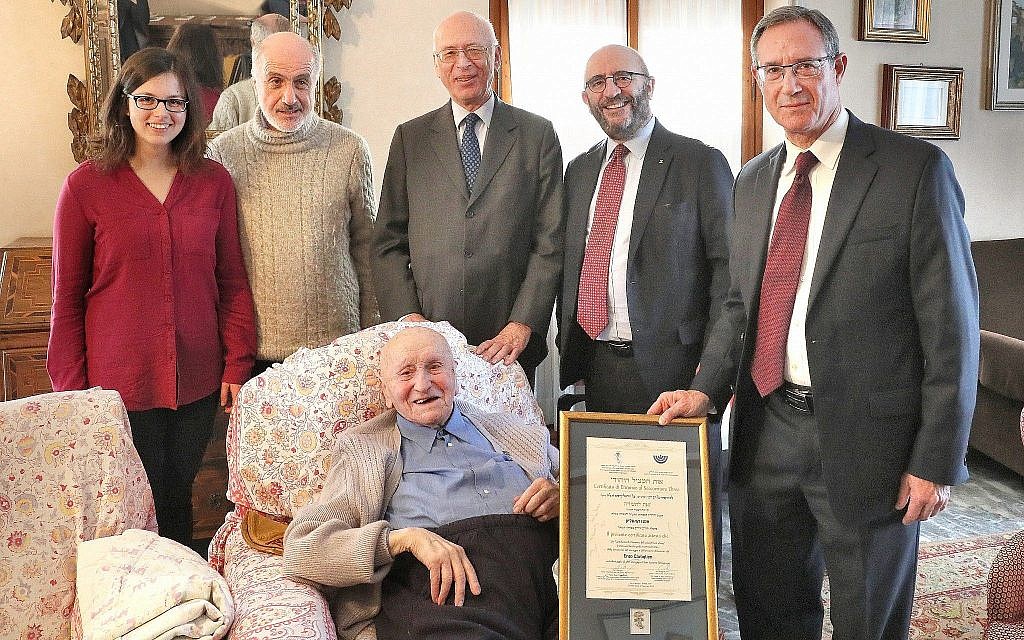 Enzo Cavaglion (assis). De droite à gauche : Alan Schneider, Directeur du centre mondial Bnai Brith-Jérusalem; Paolo Eliezer Foa, Président du Bnai Brith - loge de Milan, Milan, Dario Disegni, Président du musée du judaïsme italien et de la Shoah, le fils d'Enzo, le docteur Alberto Cavaglion et sa petite-fille Sara Cavaglion. (Crédit : Sergio Cravero) Enzo Cavaglion (assis). De droite à gauche : Alan Schneider, Directeur du centre mondial Bnai Brith-Jérusalem; Paolo Eliezer Foa, Président du Bnai Brith - loge de Milan, Milan, Dario Disegni, Président du musée du judaïsme italien et de la Shoah, le fils d'Enzo, le docteur Alberto Cavaglion et sa petite-fille Sara Cavaglion. (Crédit : Sergio Cravero)