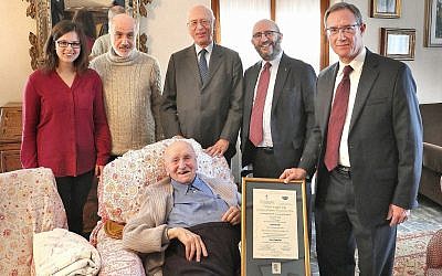 Enzo Cavaglion (assis). De droite à gauche :  Alan Schneider, Directeur du centre mondial Bnai Brith-Jérusalem; Paolo Eliezer Foa, Président du Bnai Brith - loge de Milan, Milan, Dario Disegni, Président du musée du judaïsme italien et de la Shoah,  le fils d'Enzo, le docteur  Alberto Cavaglion et sa petite-fille  Sara Cavaglion. (Crédit : Sergio Cravero)