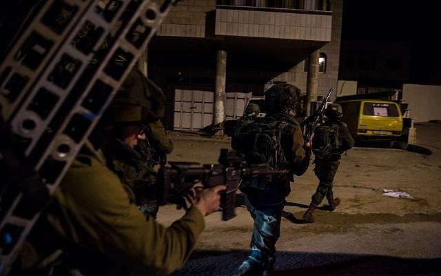 Des soldats israéliens fouillent la ville de Naplouse, en Cisjordanie, à la recherche des meurtriers du rabbin Raziel Shevach, le 11 janvier 2017. (Crédit : armée israélienne)