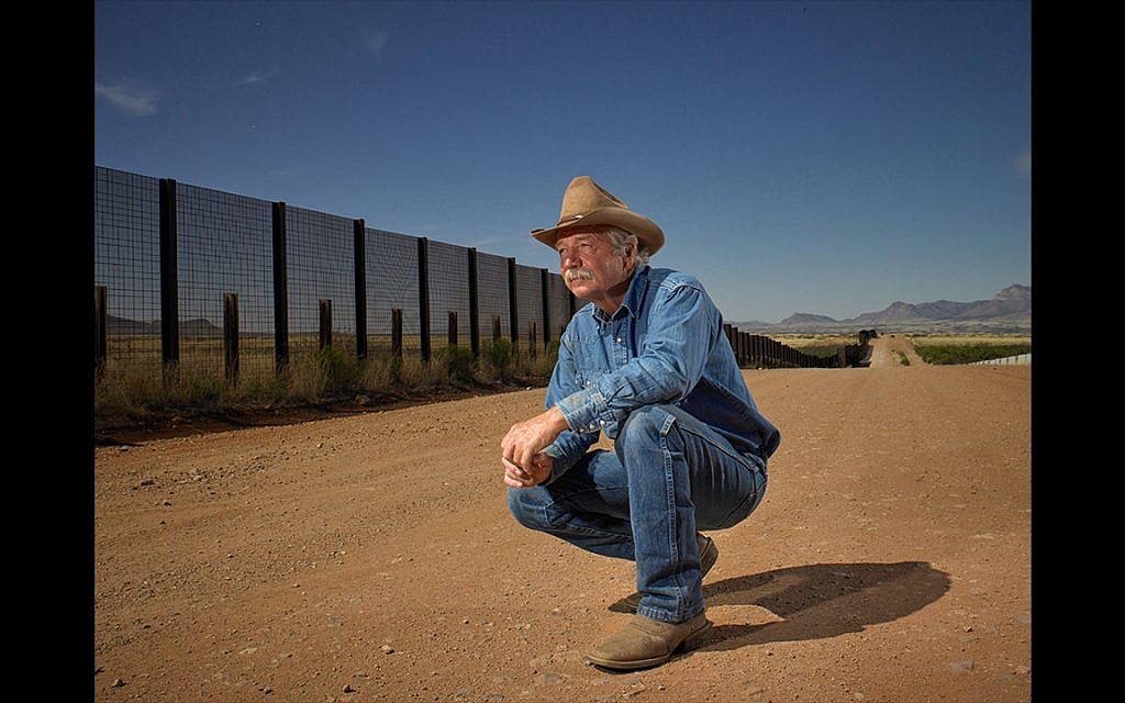 John Ladd sur son ranch le long de la frontière mexicaine, à Bisbee, dans l'Arizona. A voté Donald Trump. Le 10 mars 2017 (Crédit : Naomi Harris)