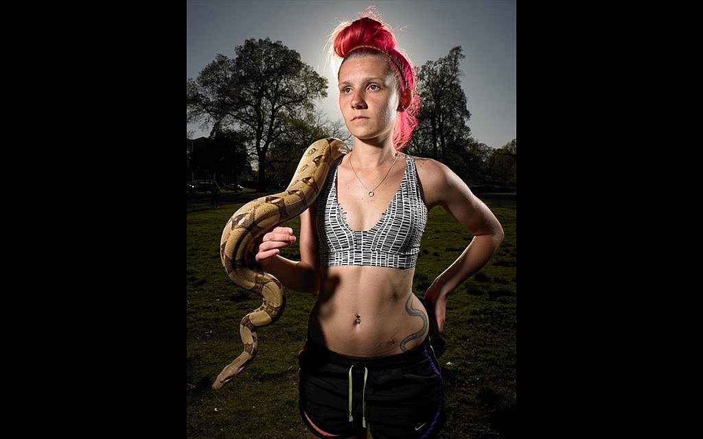 Lilly Elkin et son serpent Eago et Cleo. A Voerland Park à Memphis, Tennessee. A voté pour Donald Trump. Le 21 avril 2017 (Crédit : Naomi Harris)