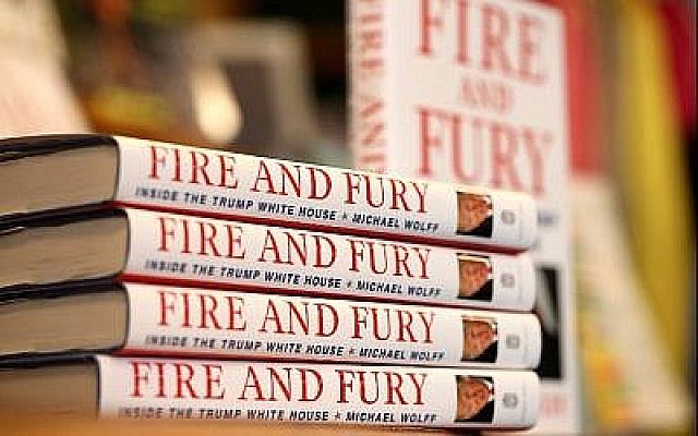 Des exemplaires du livre "Fire and Fury" de l'auteur Michael Wolff sont exposés sur une étagère à Book Passage le 5 janvier 2018, à Corte Madera, en Californie (Justin Sullivan / Getty Images / AFP) Des exemplaires du livre "Fire and Fury" de l'auteur Michael Wolff sont exposés sur une étagère à Book Passage le 5 janvier 2018, à Corte Madera, en Californie (Justin Sullivan / Getty Images / AFP)